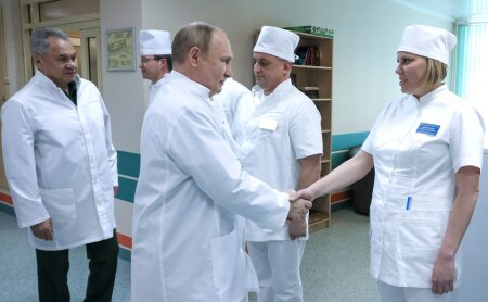 Президент Владимир Путин посетил госпиталь, где проходят лечение военнослужащие Вооруженных Сил России