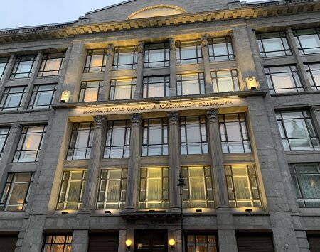 Гражданские иски о возмещении вреда (материального ущерба и морального вреда) вследствие незаконных действий должностных лиц органов власти подлежат рассмотрению в райсуде по месту нахождения Управления Федерального казначейства