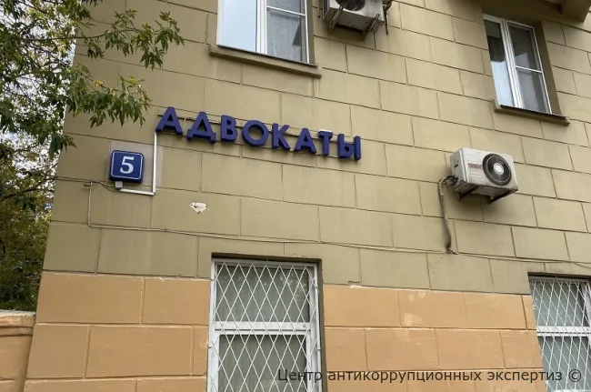 Мировой судья в отставке захотел стать адвокатом, не уходя из судейского корпуса. ВККС его не поддержала