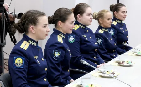 Дайджест новостей: встреча президента с выпускницами Краснодарского высшего военного авиационного училища лётчиков, возможная налоговая реформа, законопроект об освобождении контрактников СВО от наказания по УК РФ.